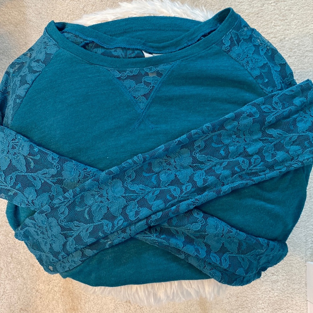 Adorable shirt with flower lace sleeves